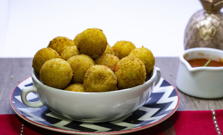 Bolinho de Aipim com Costela